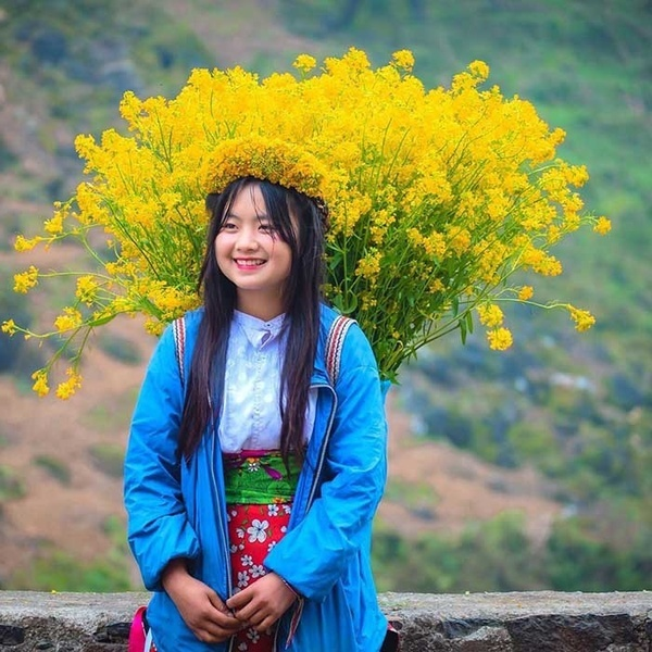 Phúng Phính gượng gạo chụp ảnh cùng du khách ở Dốc Thẩm Mã, không còn đáng yêu như xưa - Hình 4