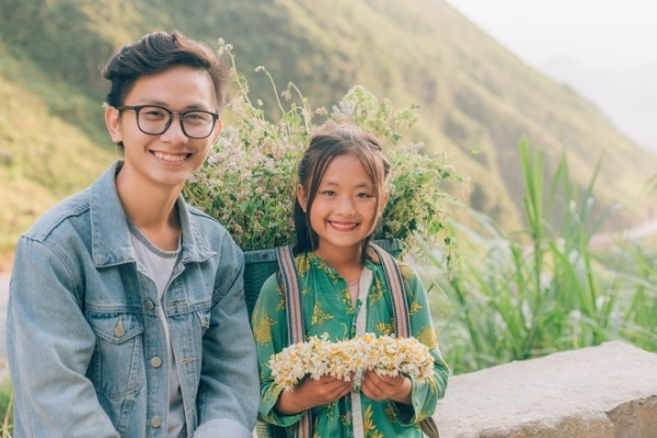 Phúng Phính gượng gạo chụp ảnh cùng du khách ở Dốc Thẩm Mã, không còn đáng yêu như xưa - Hình 5
