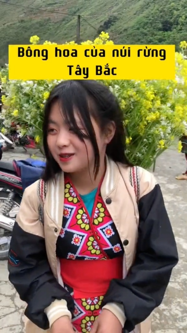 Phúng Phính gượng gạo chụp ảnh cùng du khách ở Dốc Thẩm Mã, không còn đáng yêu như xưa - Hình 1