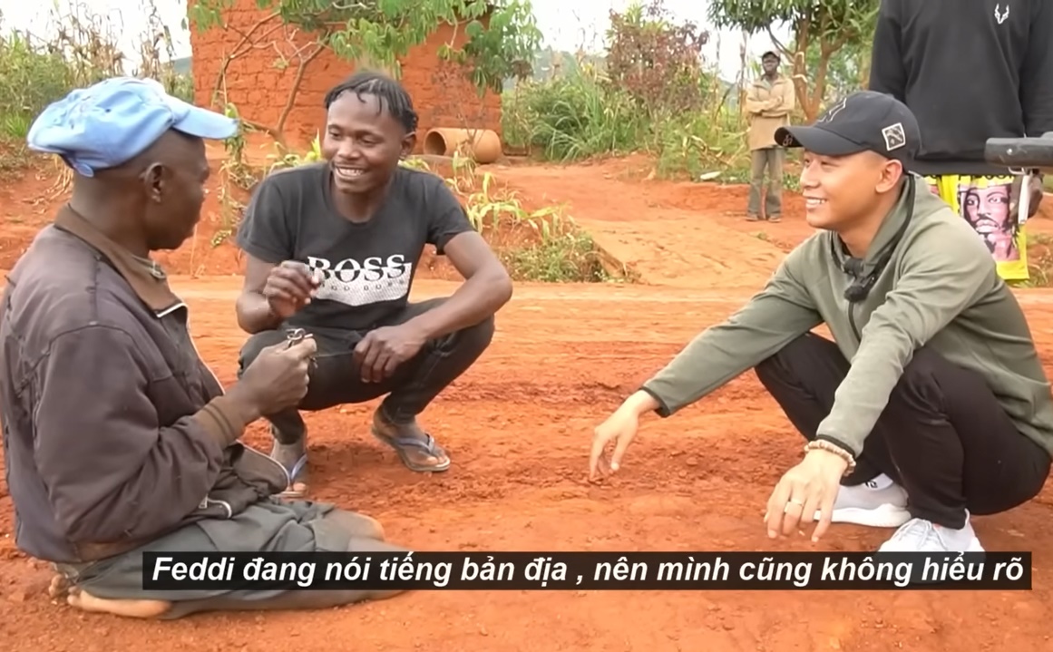 Quang Linh Vlog gây xúc động khi giúp đỡ cụ ông Châu Phi không chân, xứng tầm người hùng Angola - Hình 4