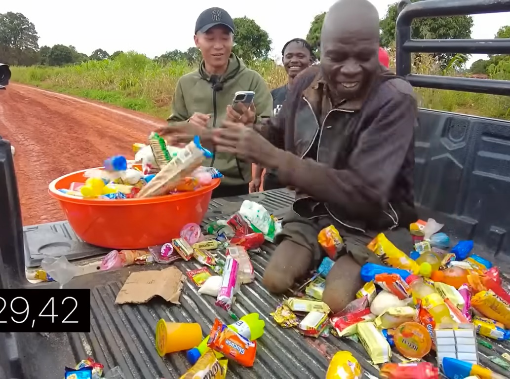 Quang Linh Vlog gây xúc động khi giúp đỡ cụ ông Châu Phi không chân, xứng tầm người hùng Angola - Hình 2