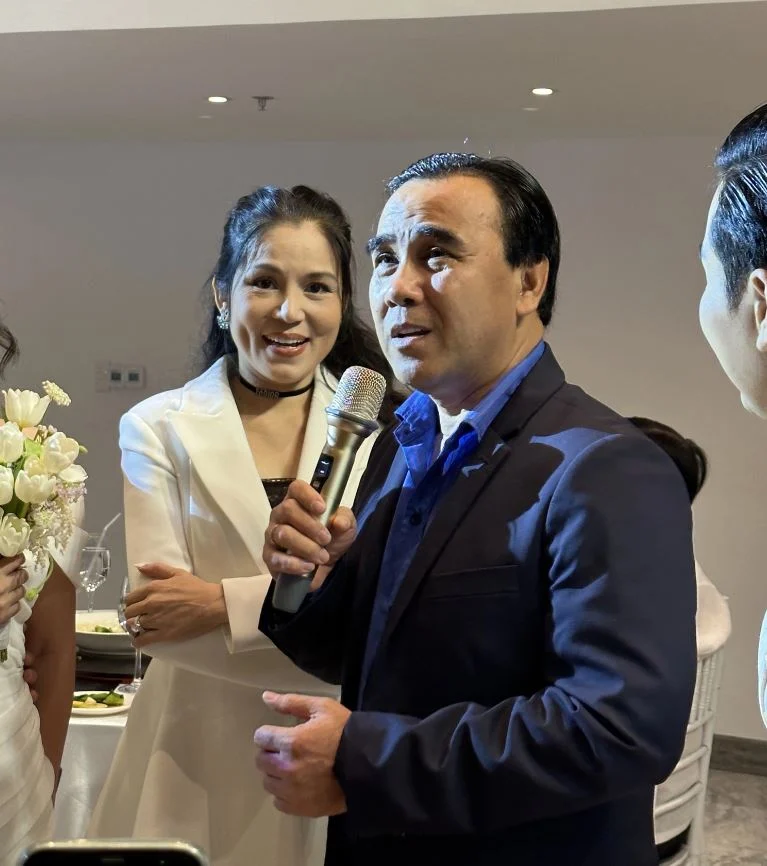 Quyền Linh trổ tài hát hò, tiết lộ cách giữ lửa hôn nhân tại tiệc 7 năm lễ cưới Quốc Cơ, Hồng Phượng - Hình 2