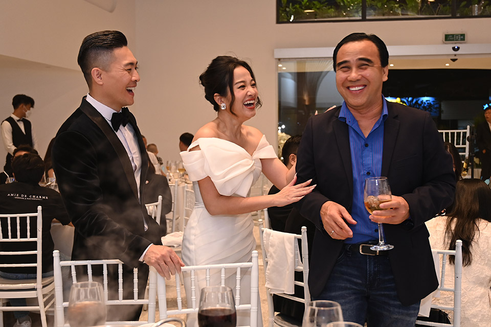 Quyền Linh trổ tài hát hò, tiết lộ cách giữ lửa hôn nhân tại tiệc 7 năm lễ cưới Quốc Cơ, Hồng Phượng - Hình 1