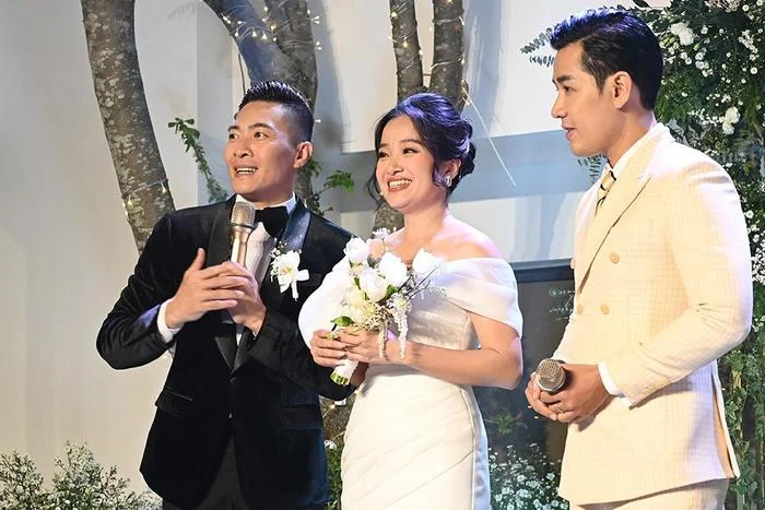 Quyền Linh trổ tài hát hò, tiết lộ cách giữ lửa hôn nhân tại tiệc 7 năm lễ cưới Quốc Cơ, Hồng Phượng - Hình 3