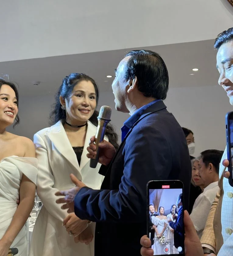 Quyền Linh trổ tài hát hò, tiết lộ cách giữ lửa hôn nhân tại tiệc 7 năm lễ cưới Quốc Cơ, Hồng Phượng - Hình 5