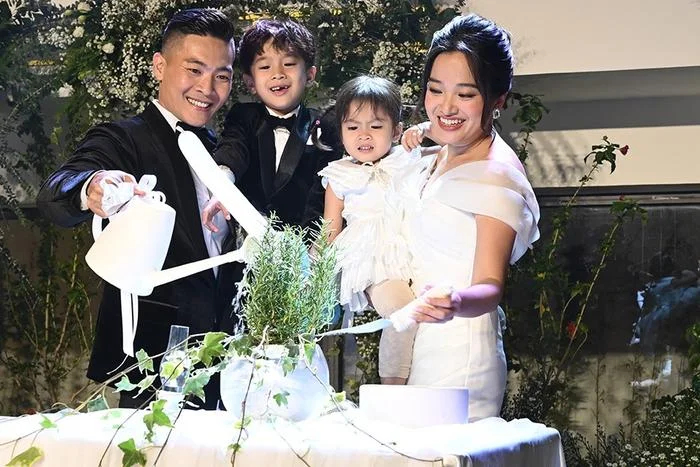 Quyền Linh trổ tài hát hò, tiết lộ cách giữ lửa hôn nhân tại tiệc 7 năm lễ cưới Quốc Cơ, Hồng Phượng - Hình 4