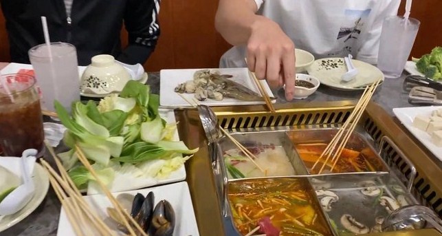 Vương Phạm gặp chuyện nguy hiểm tính mạng sau khi còng lưng làm phục vụ tại nhà hàng Khoa Pug - Hình 19