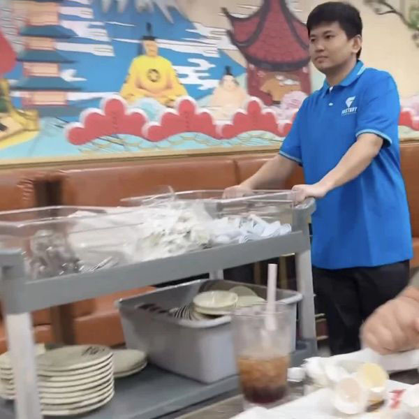 Vương Phạm gặp chuyện nguy hiểm tính mạng sau khi còng lưng làm phục vụ tại nhà hàng Khoa Pug - Hình 10