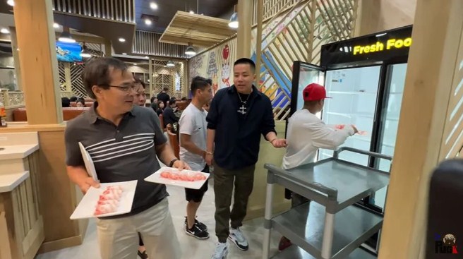 Vương Phạm gặp chuyện nguy hiểm tính mạng sau khi còng lưng làm phục vụ tại nhà hàng Khoa Pug - Hình 18