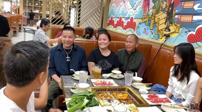Vương Phạm gặp chuyện nguy hiểm tính mạng sau khi còng lưng làm phục vụ tại nhà hàng Khoa Pug - Hình 17