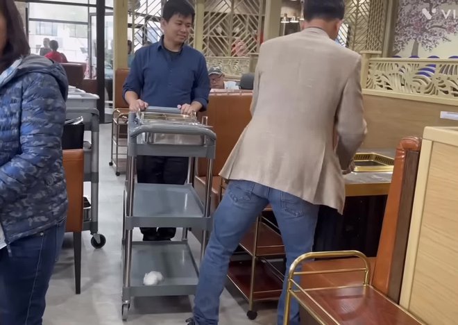 Vương Phạm gặp chuyện nguy hiểm tính mạng sau khi còng lưng làm phục vụ tại nhà hàng Khoa Pug - Hình 2