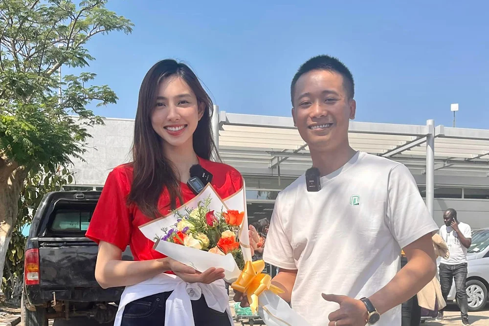 Quang Linh Vlog cà khịa khi bị gọi là hướng dẫn viên du lịch, đưa người đặc biệt đến bản làng? - Hình 2