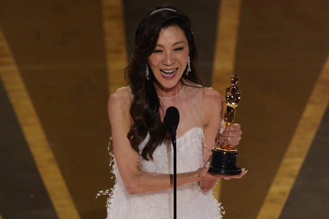 Dương Tử Quỳnh làm nên lịch sử khi thắng Oscar: Phát biểu xúc động, lộ quá khứ từng thi Miss World - Hình 2