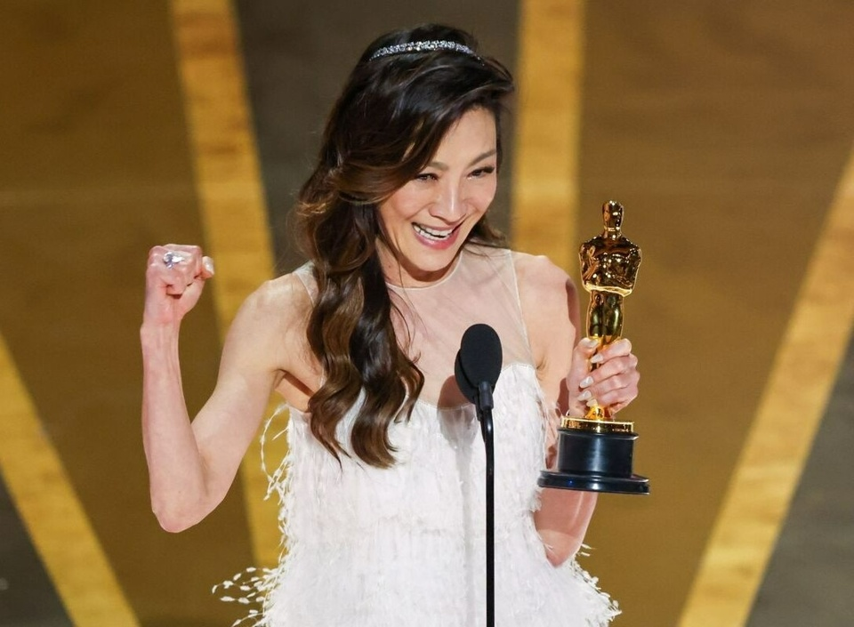 Dương Tử Quỳnh làm nên lịch sử khi thắng Oscar: Phát biểu xúc động, lộ quá khứ từng thi Miss World - Hình 1