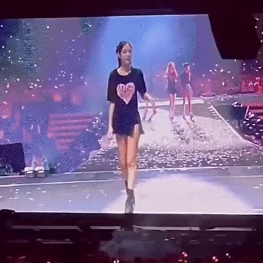 Jennie bị tốc váy trước hàng vạn khán giả, các thành viên BLACKPINK có phản ứng cực khéo - Hình 1