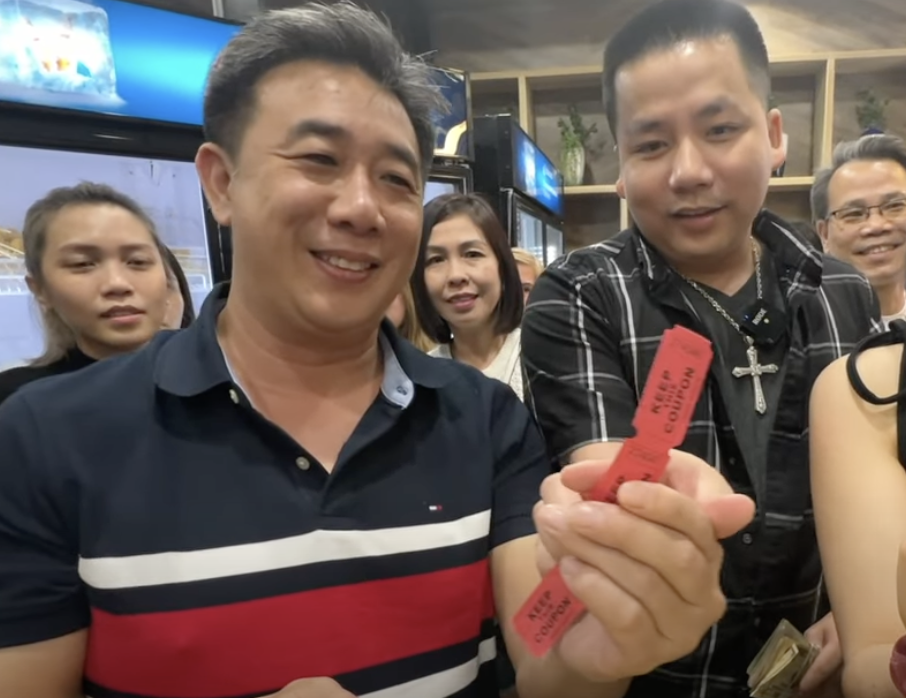 Khoa Pug - Vương Phạm phản ứng lạ giữa bão tin về chủ thực sự của nhà hàng, thực khách bấn loạn - Hình 8