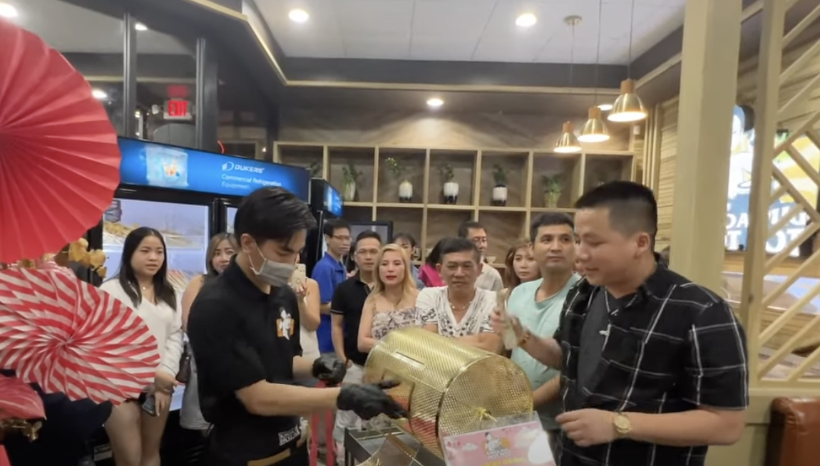 Khoa Pug - Vương Phạm phản ứng lạ giữa bão tin về chủ thực sự của nhà hàng, thực khách bấn loạn - Hình 7