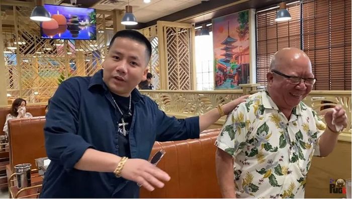 Khoa Pug - Vương Phạm phản ứng lạ giữa bão tin về chủ thực sự của nhà hàng, thực khách bấn loạn - Hình 2