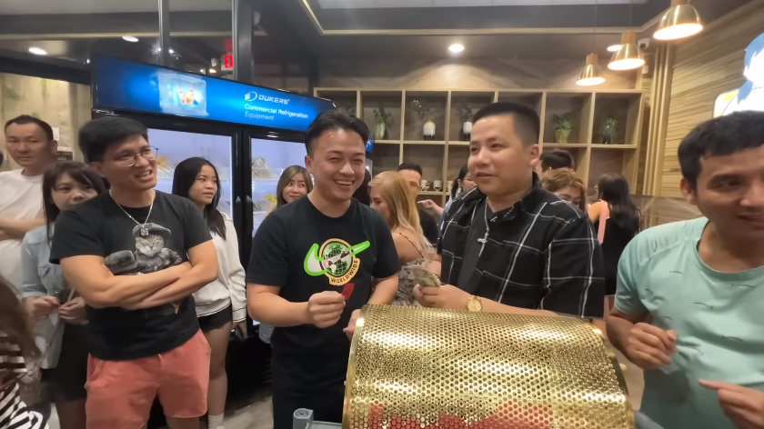 Mẹ ruột Vương Phạm xắn tay áo chạy bàn ở nhà hàng Khoa Pug, lỡ miệng hé lộ bí mật của con trai - Hình 9