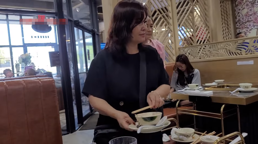 Mẹ ruột Vương Phạm xắn tay áo chạy bàn ở nhà hàng Khoa Pug, lỡ miệng hé lộ bí mật của con trai - Hình 3