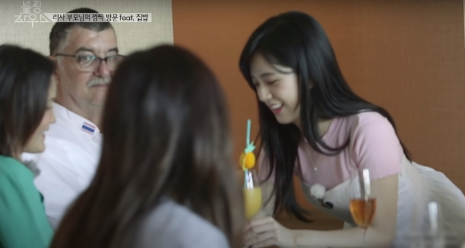 Jisoo ăn nói thô lỗ với bố mẹ Lisa, Rosé bịt miệng không kịp, chả trách em út vô tâm với chị cả? - Hình 7