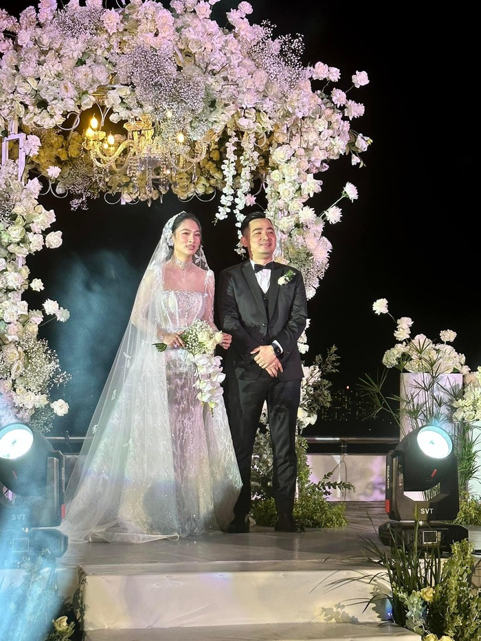 Hồng Vân, Cát Phượng cùng dàn sao đổ bộ đám cưới của đạo diễn Vbiz - Hình 8