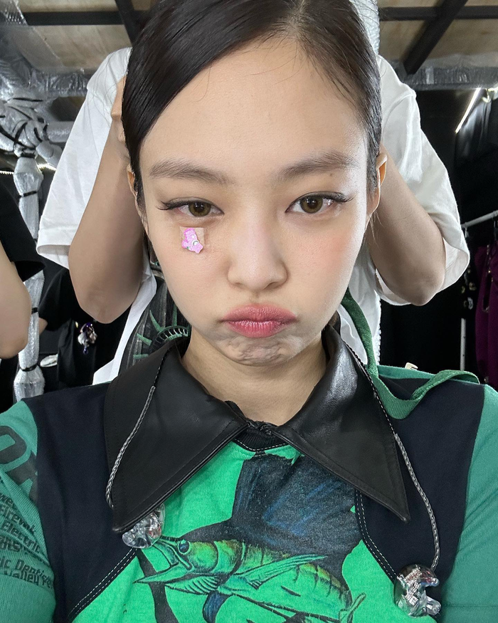 Jisoo (BLACKPINK) bị BTS chơi xấu vẫn thắng lớn, Jennie tự làm hành động giật spotlight của chị cả - Hình 5