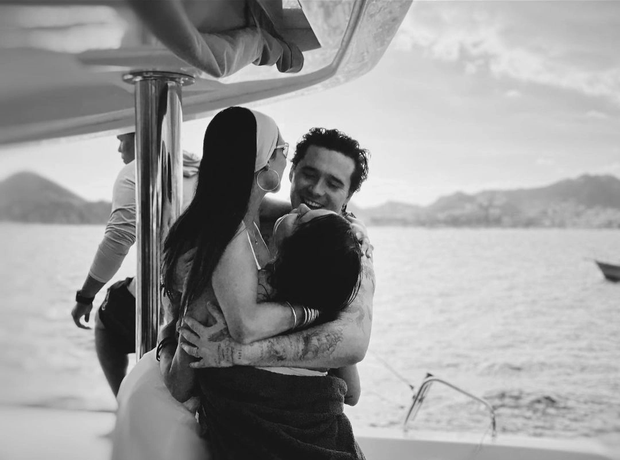 Selena Gomez bỗng dưng bám càng vợ Brooklyn Beckham: Thân đến nỗi ôm chồng bạn ngủ - Hình 2