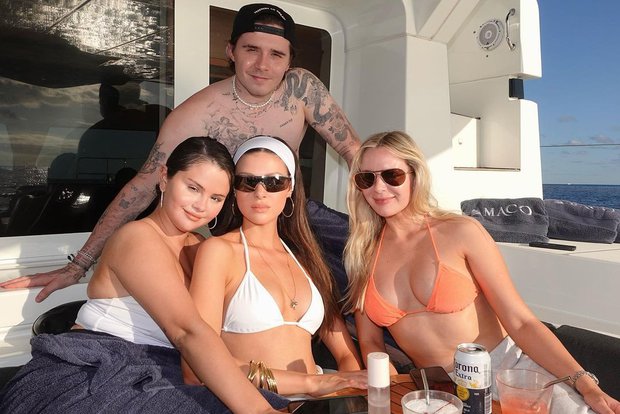 Selena Gomez bỗng dưng bám càng vợ Brooklyn Beckham: Thân đến nỗi ôm chồng bạn ngủ - Hình 1