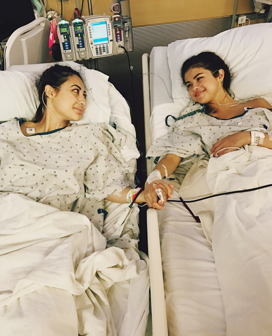 Selena Gomez bỗng dưng bám càng vợ Brooklyn Beckham: Thân đến nỗi ôm chồng bạn ngủ - Hình 7