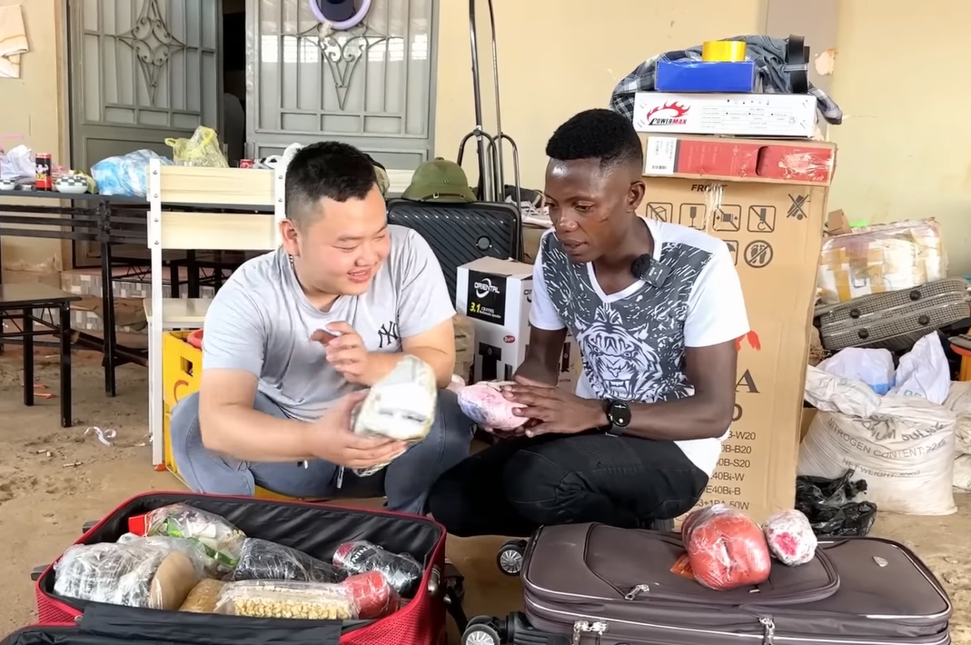 Quang Linh Vlog mất thứ quan trọng trước ngày về VN, Lindo hội ngộ người đặc biệt nhận quà khủng - Hình 7