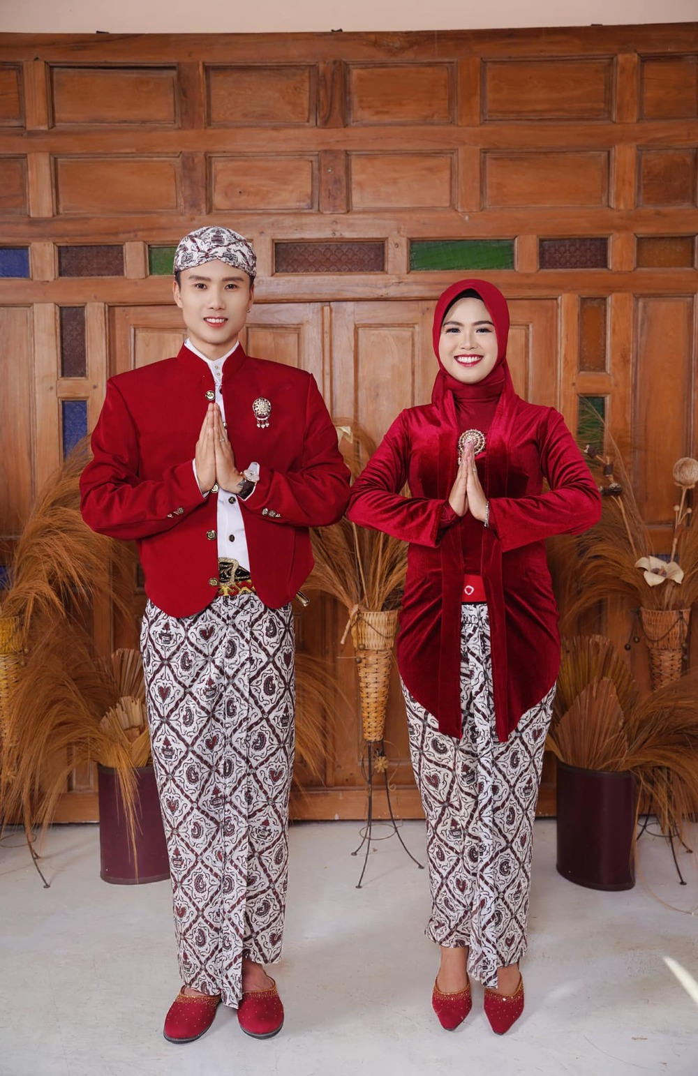 Đạt Villa mặc áo váy đỏ rực trong loạt ảnh cưới với cô dâu Indonesia, tuyên bố hôm nào cũng show ảnh - Hình 2