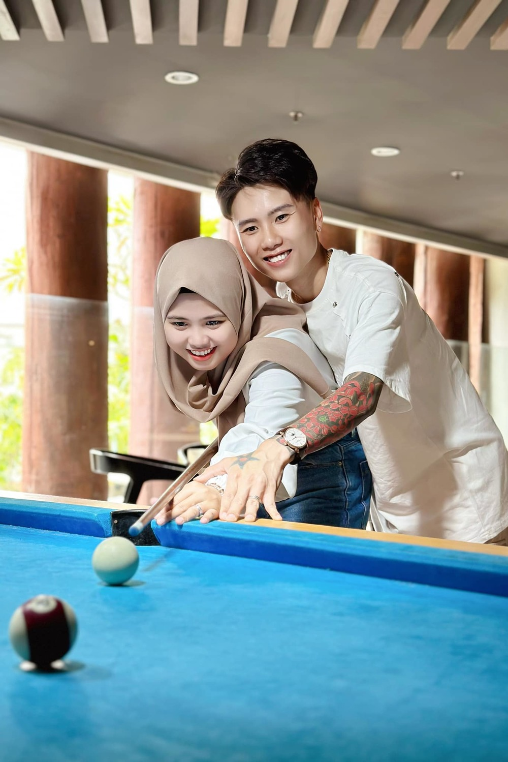 Đạt Villa mặc áo váy đỏ rực trong loạt ảnh cưới với cô dâu Indonesia, tuyên bố hôm nào cũng show ảnh - Hình 6