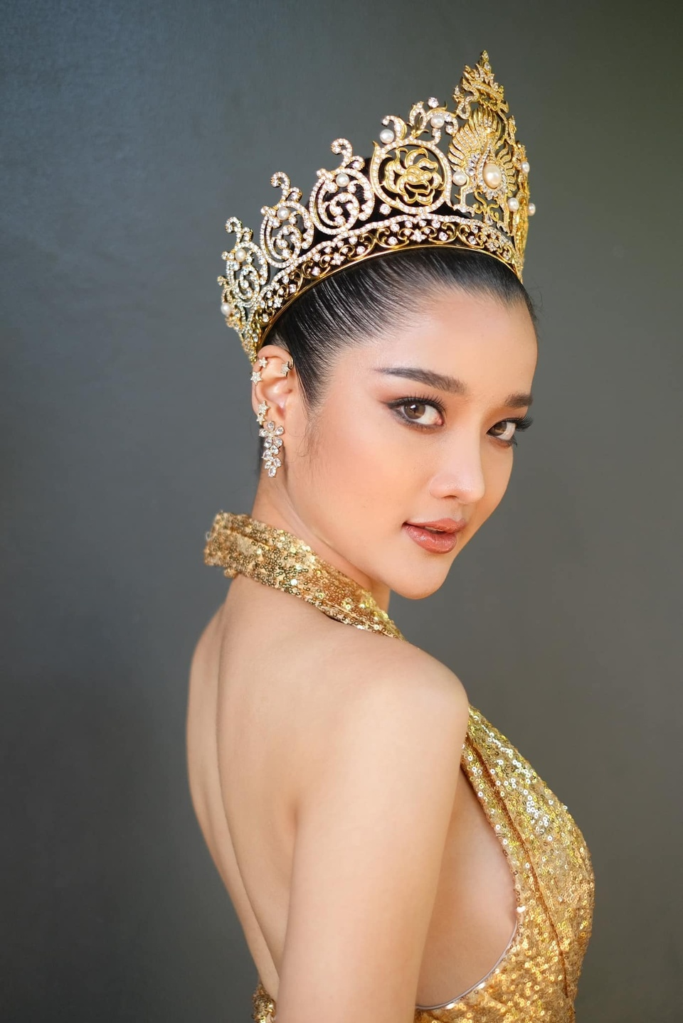 Tân Hoa hậu Thái Lan lộ diện, profile siêu đỉnh khiến Mai Phương phải dè chừng tại Miss World 2023 - Hình 4