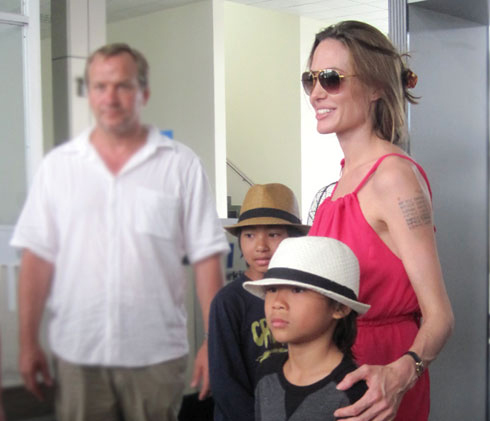 The biological mother abandoned Pax Thien because she was afraid that her child would have HIV, or when she was healthy, she immediately demanded it back and blackmailed Angelina Jolie?  - Figure 4