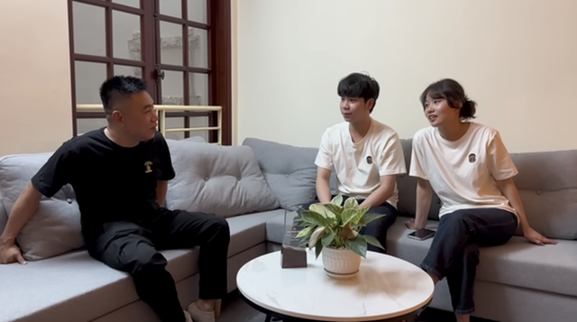Quang Linh Vlog bị tung ảnh xuất hiện tại studio mới khai trương tại Hà Nội: Cố tình tạo bất ngờ? - Hình 6