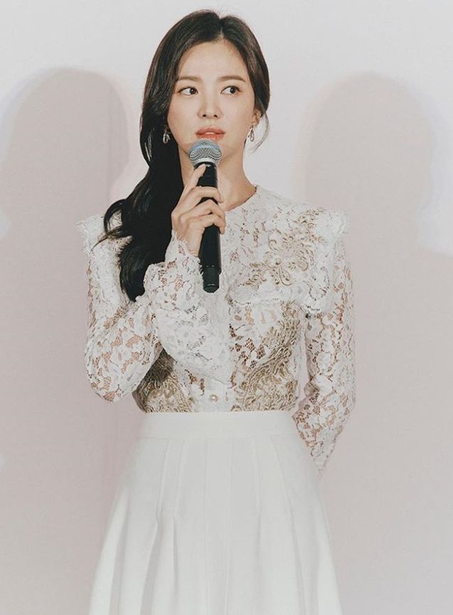 Song Hye Kyo khóc ròng vì cảnh quay phim mới gợi nhớ Song Joong Ki: Ánh mắt kẻ si tình khó giấu? - Hình 11