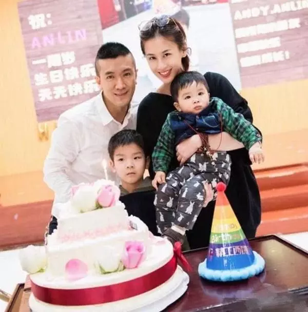 Huỳnh Thánh Y: Phản bội Châu Tinh Trì, 10 năm làm vợ bé, quỳ gối rửa chân cho chồng - Hình 11
