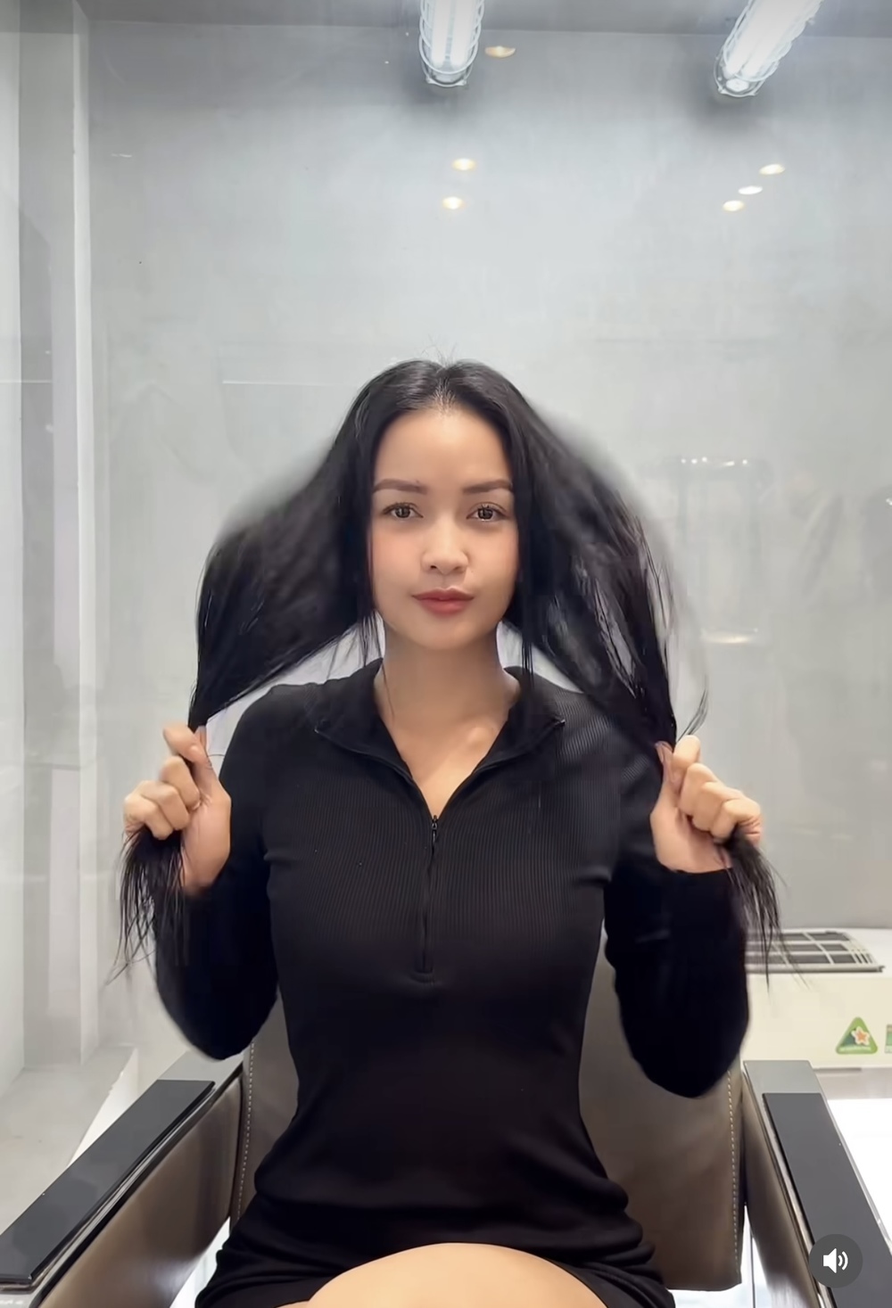 Ngọc Châu diện áo dài độc lạ, để lộ vùng nhạy cảm trước mặt khán giả khiến ai cũng đỏ mặt - Hình 8
