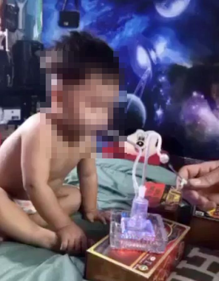 Bé trai bị cha dượng ép hút chất cấm: Công an vào cuộc điều tra, người đăng video là bố ruột? - Hình 4