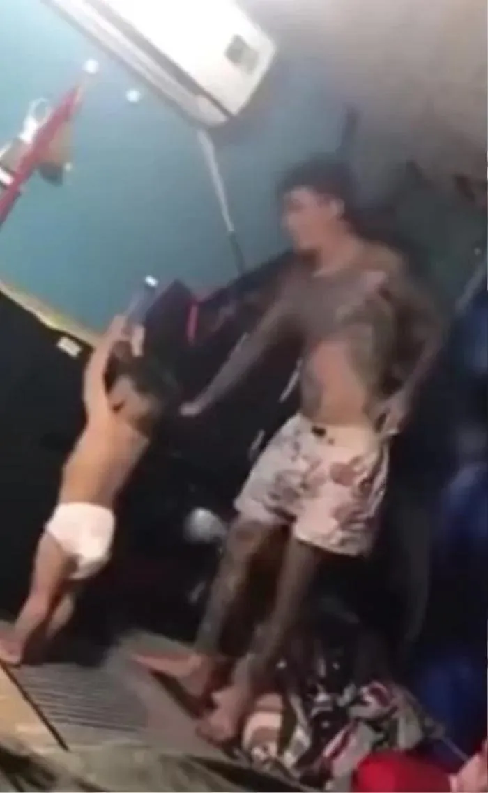 Bé trai bị cha dượng ép hút chất cấm: Công an vào cuộc điều tra, người đăng video là bố ruột? - Hình 2