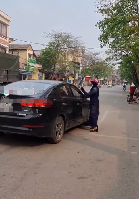 Gặp chồng chở nhân tình trên ô tô, chị vợ bị kéo lê trên đường, gào khóc bởi chồng để bồ chạy thoát - Hình 1