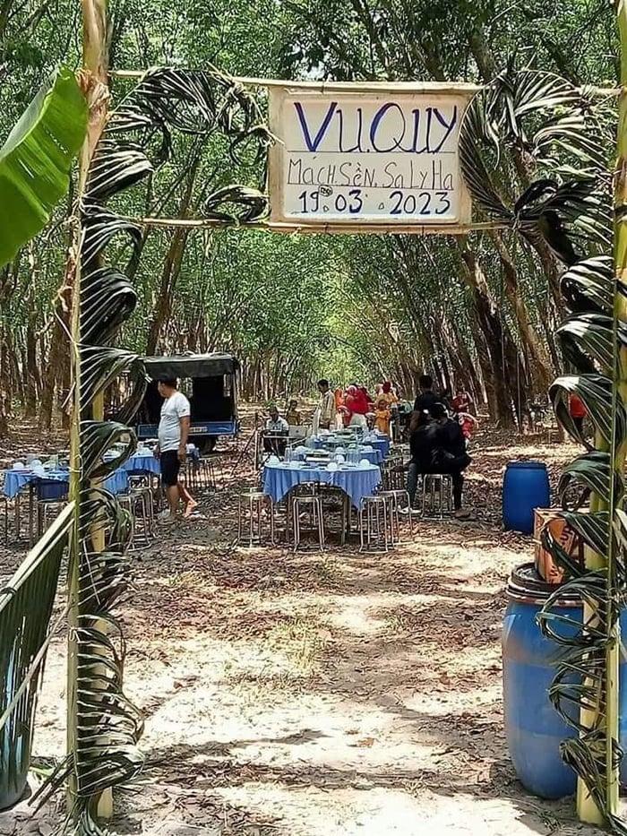 Độc lạ đám cưới gây sốc - Rạp chỉ dựng bằng 4 cây chuối: Giản dị hay coi thường ngày trọng đại? - Hình 4