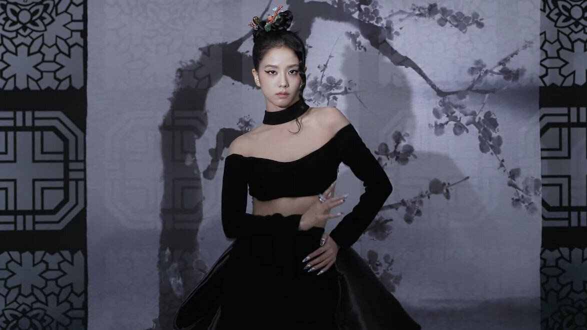 Jennie hại Jisoo trước thềm solo khiến fan bức xúc, teaser 21 giây nhưng cả đống sạn? - Hình 13