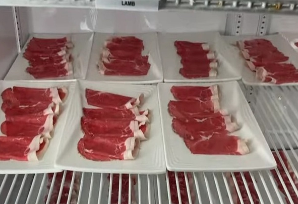 Khoa Pug kiêu căng, bên trong nhà hàng lẩu vừa bị tạt sơn khiến khách hàng sốc, thốt lên 1 điều - Hình 8