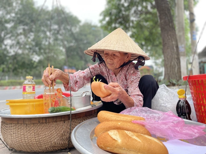 Cụ bà Bình Dương bán bánh mì 5k đủ rau thịt, không cho mua nhiều vì lo người nghèo hết bánh - Hình 1