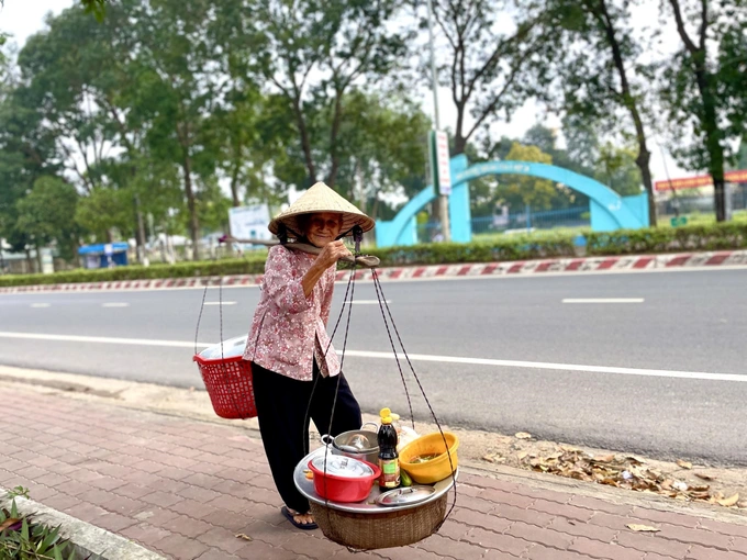 Cụ bà Bình Dương bán bánh mì 5k đủ rau thịt, không cho mua nhiều vì lo người nghèo hết bánh - Hình 3