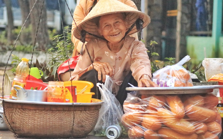 Cụ bà Bình Dương bán bánh mì 5k đủ rau thịt, không cho mua nhiều vì lo người nghèo hết bánh - Hình 5