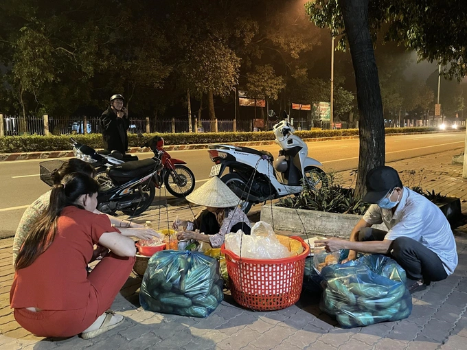 Cụ bà Bình Dương bán bánh mì 5k đủ rau thịt, không cho mua nhiều vì lo người nghèo hết bánh - Hình 2