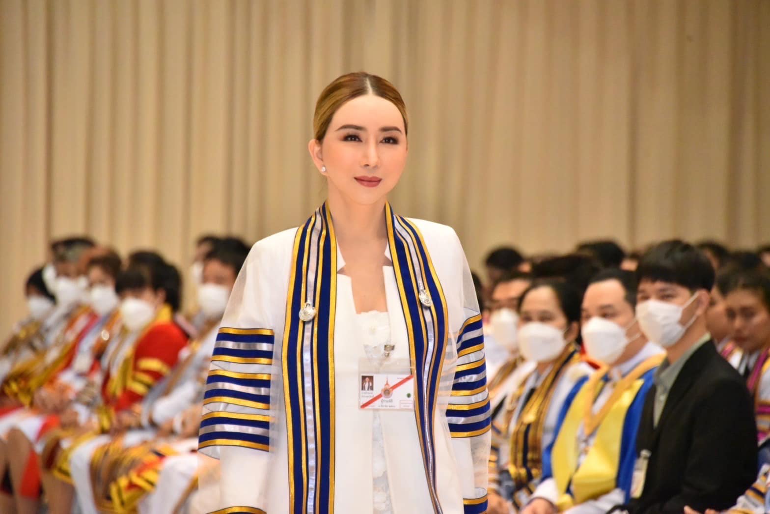 Dì Anne Miss Universe bất ngờ được vinh danh giữa lùm xùm bị tố độc đoán và hám lợi - Hình 1